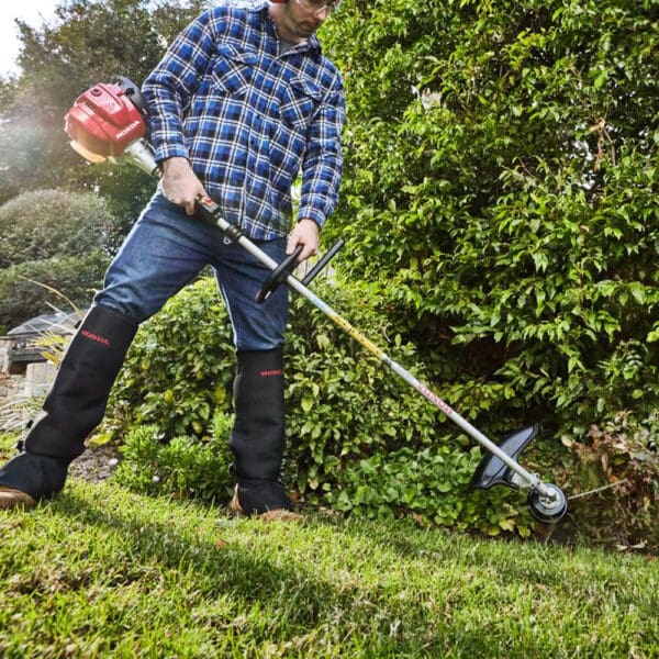 HONDA UMK425 Loop Handle Trimmer in action HONDA UMK425 Loop Handle Trimmer in action