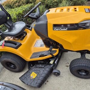 CUB CADET LX42 Ride-On Mower
